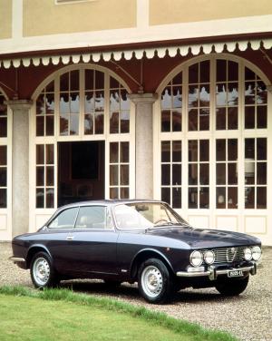 Alfa Romeo 2000 GT Veloce 1971 года 